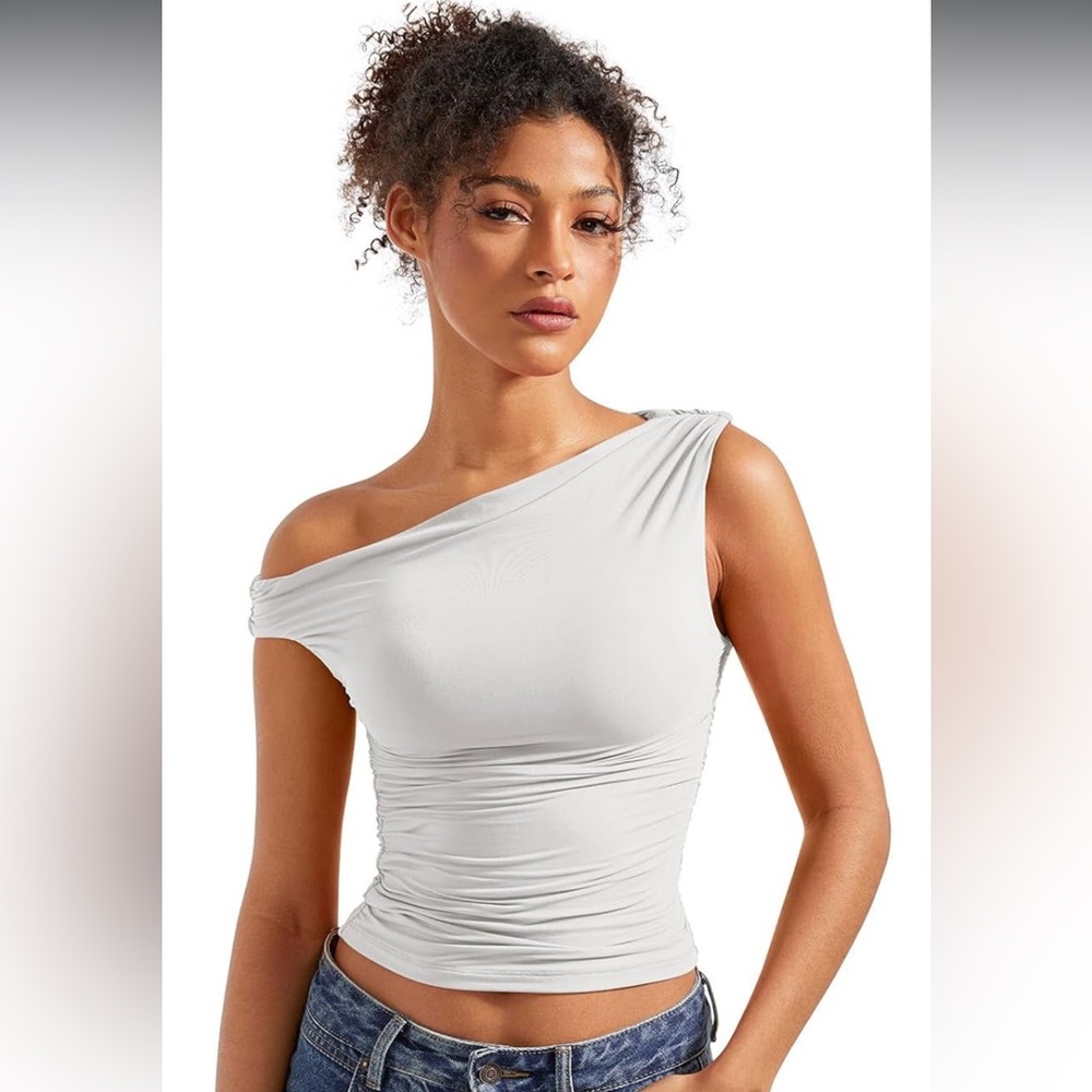 Asymmetrical style going out top, size M, similar style to aritzia. Brand new! 🩷